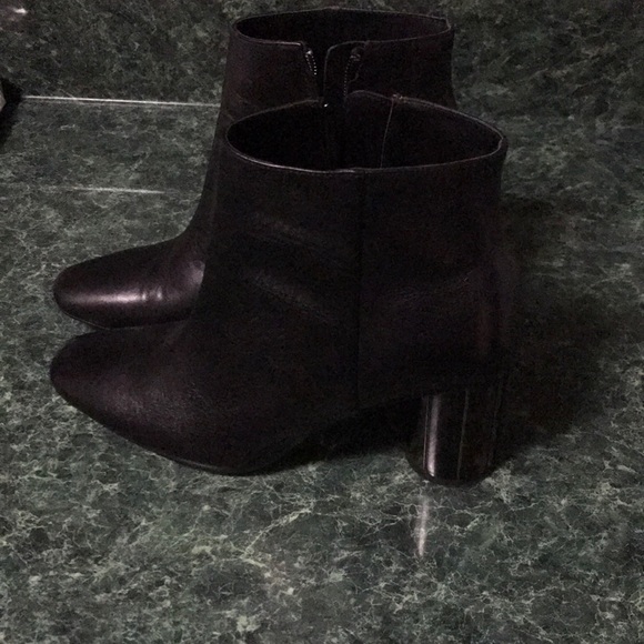 Woman’s ankle boots - Picture 2 of 4
